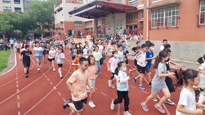 一大群人奔跑、離開校園圖片