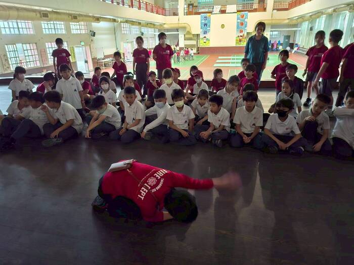 示範濃煙中的前進要求