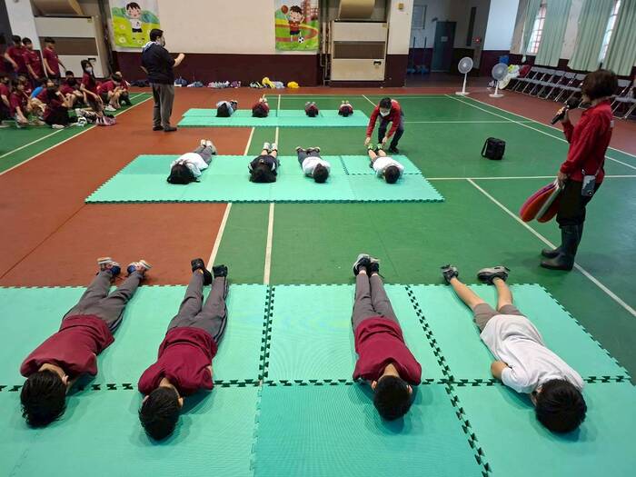 地面滾動自救中