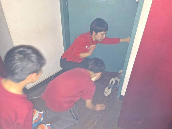 濃煙裡分不清左右~要謹遵婦宣阿姨們指示