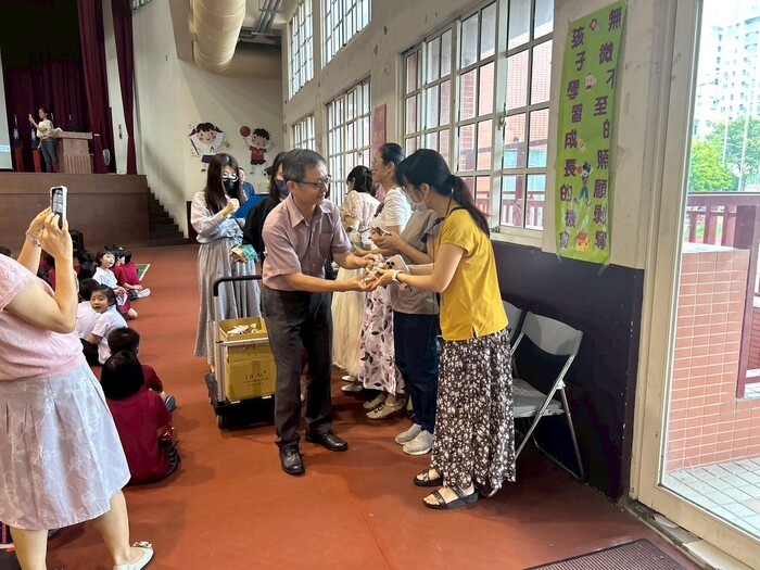 校長與會長分送教師節小禮給辛苦的老師們圖片