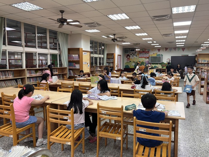 家長在各班教室進行親師交流，學生在圖書室安靜閱讀～